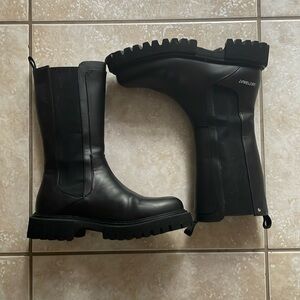 Matt & Nat Women's elongated Chelsea boot